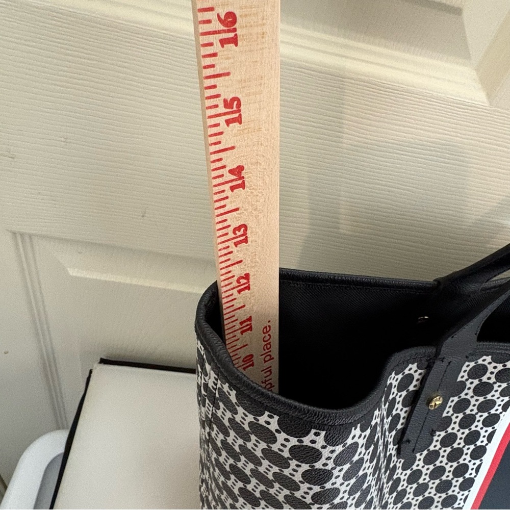 C. Wonder large Signature Tote - Picture 11 of 12